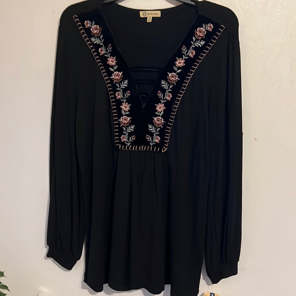 Democracy top with stitched roses on velvet trim.